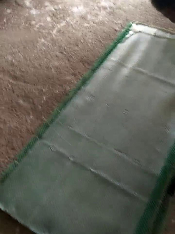 燙皮絲制作中